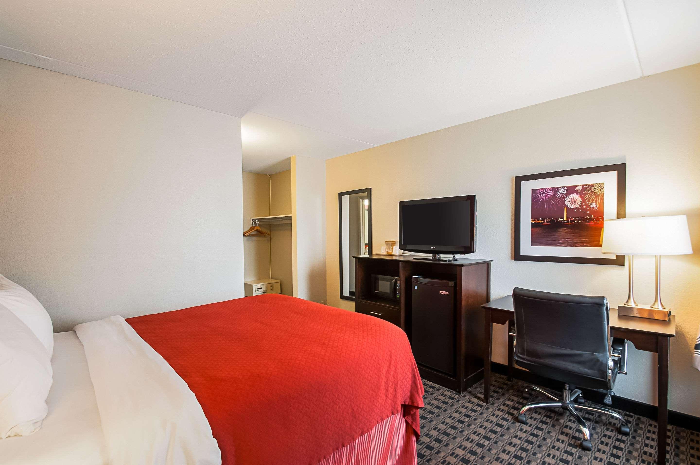 וודברידג' Quality Inn Near Potomac Mills מראה חיצוני תמונה