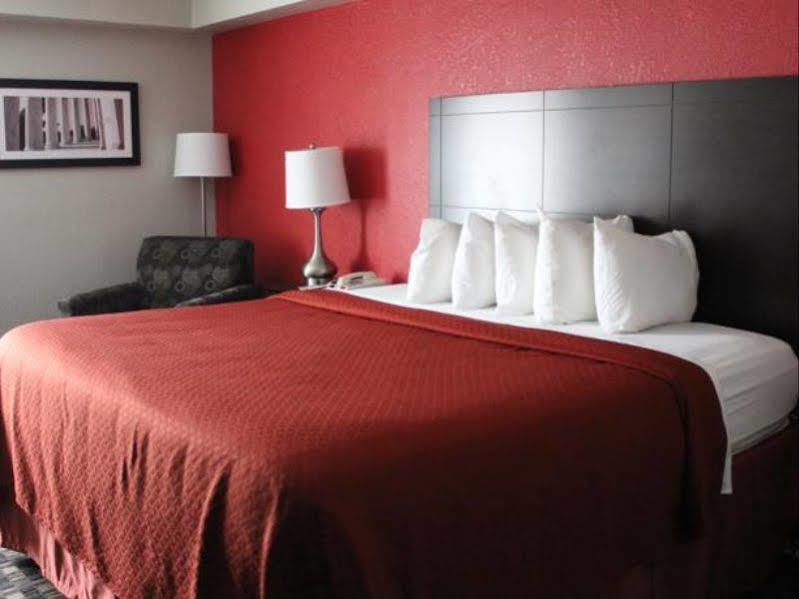 וודברידג' Quality Inn Near Potomac Mills מראה חיצוני תמונה